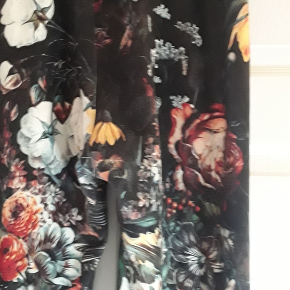 Beauty and beast vivid tropical image size large joggers - Picture 12 of 13